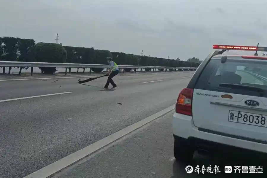 高速交警_高速公路抛洒物清理_高速交警路面巡逻